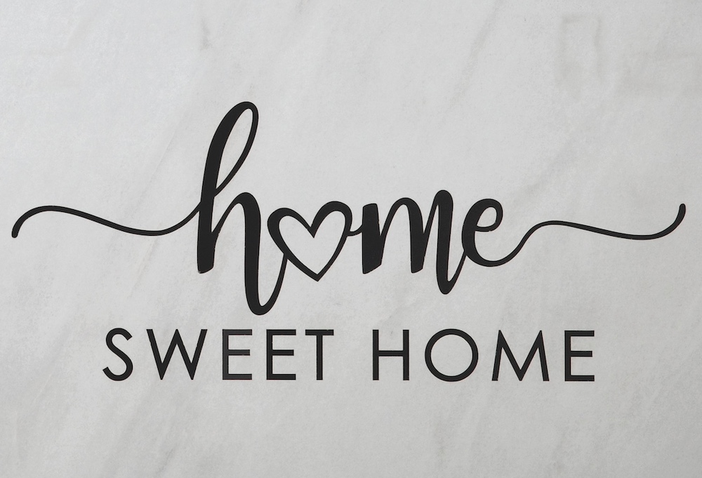 Schriftzug Home Sweet Home zusammengesetzt aus Schichtstoffen